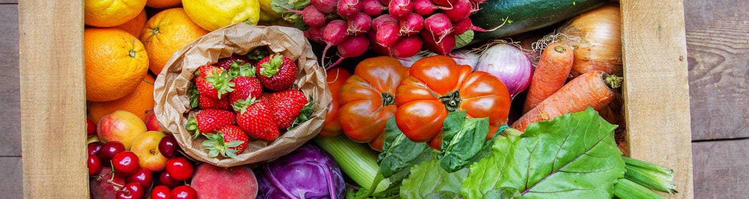 Detalle de una caja llena de verduras y frutas de agricultura ecológica