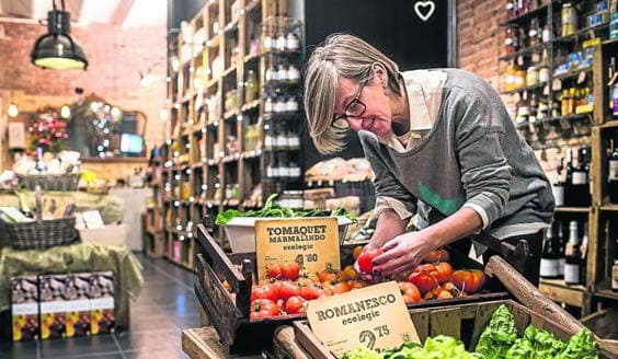 Olga colocando tomates y verdura ecologica en I Love Food